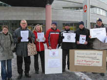 Halberst&auml;dter MitstreiterInnen vor der ARGE in Aktion